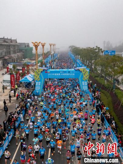 2023中缅瑞丽-木姐跨国马拉松开跑：在同一条赛道