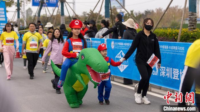 2023中缅瑞丽-木姐跨国马拉松开跑：在同一条赛道