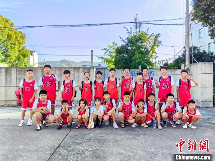 从菜鸟到冠军乡村校园摔跤队的成长之路