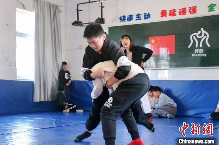 从菜鸟到冠军乡村校园摔跤队的成长之路