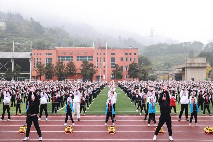 开学晨光中的非遗狮舞走进校园大课间：以后坝