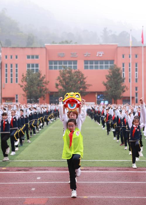 开学晨光中的非遗狮舞走进校园大课间：以后坝