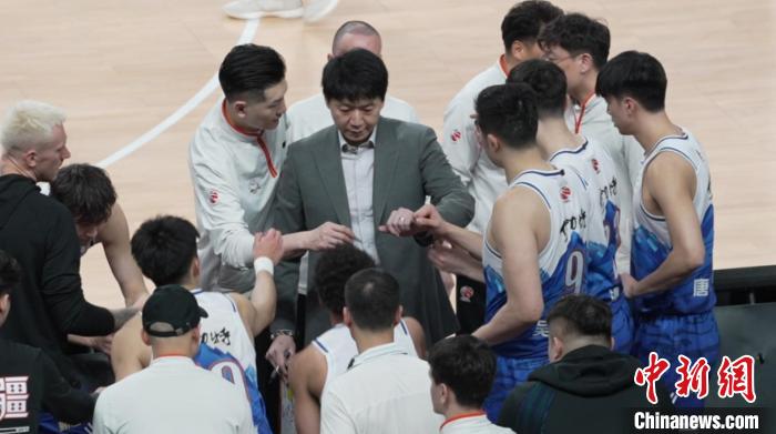 新疆男篮通过新援、老将与新星的高效组合实现