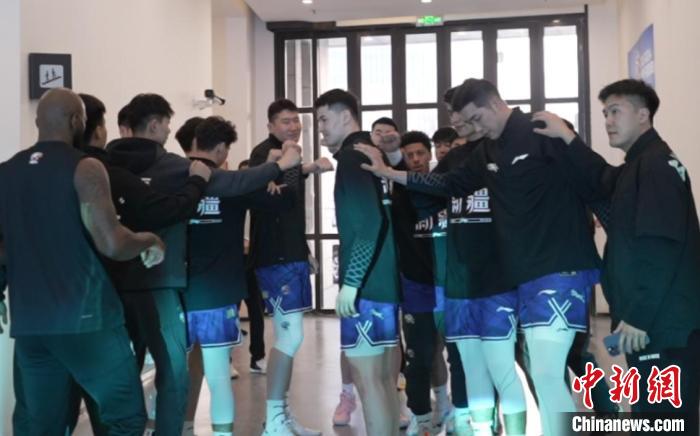 新疆男篮通过新援、老将与新星的高效组合实现