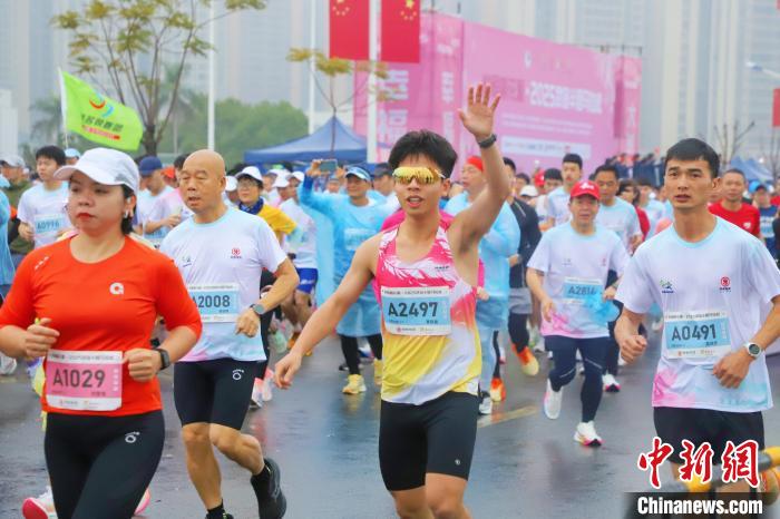 2025武宣半程马拉松7000跑者共绘山水画卷