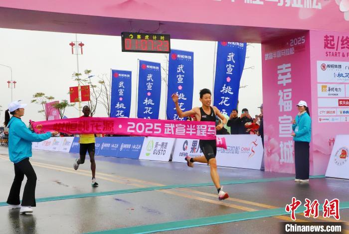 2025武宣半程马拉松7000跑者共绘山水画卷