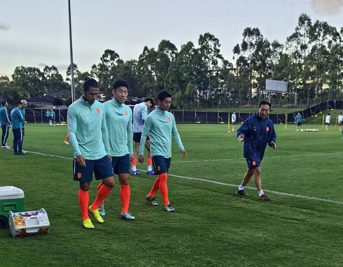 国足抵达悉尼首训：长途飞行后体能恢复成关键