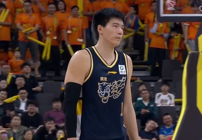 广东男篮迎战北京男篮 内线配置悬殊引关注 赵睿