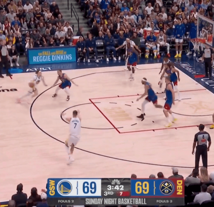 科尔怒吼强调战术纪律 勇士关键传球失误引发战