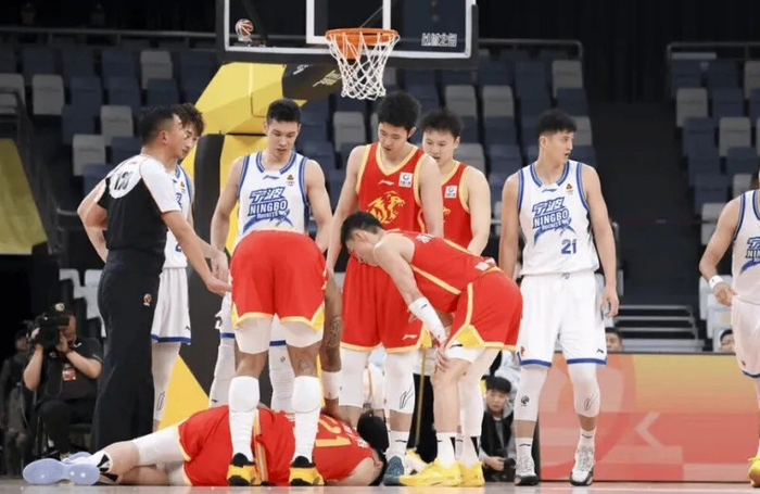 胡金秋受伤引关注 鲁吐布拉争议动作核磁共振确