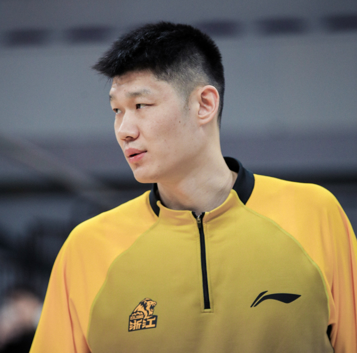 胡金秋受伤引关注 鲁吐布拉争议动作核磁共振确