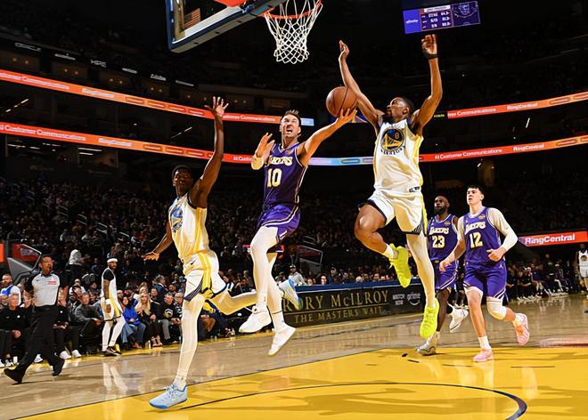 湖人终结三连败肯纳德全能表现助球队大胜勇士