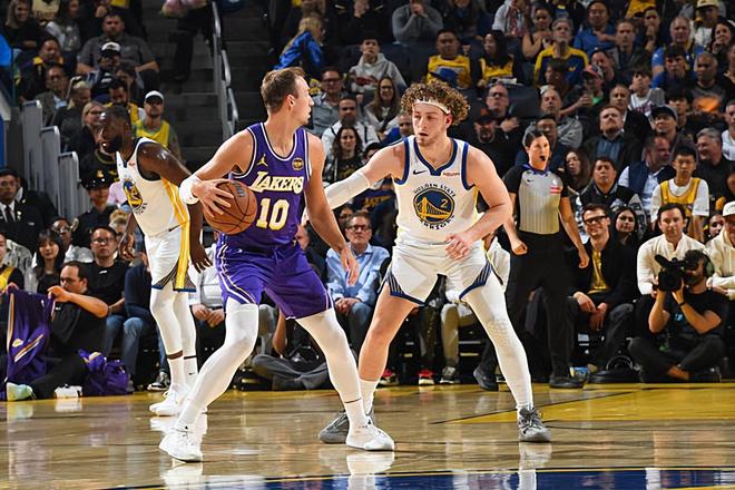 湖人终结三连败肯纳德全能表现助球队大胜勇士