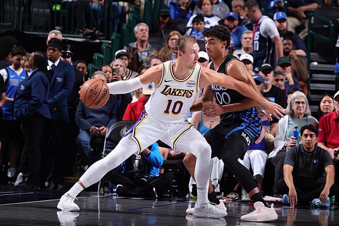 湖人终结三连败肯纳德全能表现助球队大胜勇士