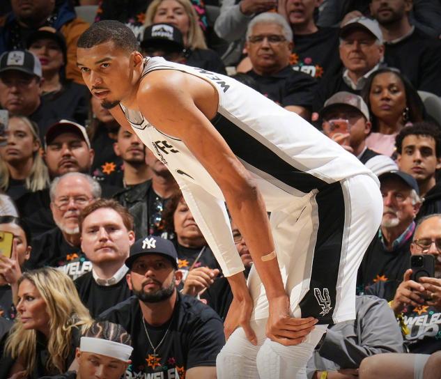 文班亚马伤退马刺末节崩盘开拓者逆转晋级